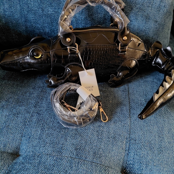 Black Crocodile-Shaped Handbag - Picture 3 of 3